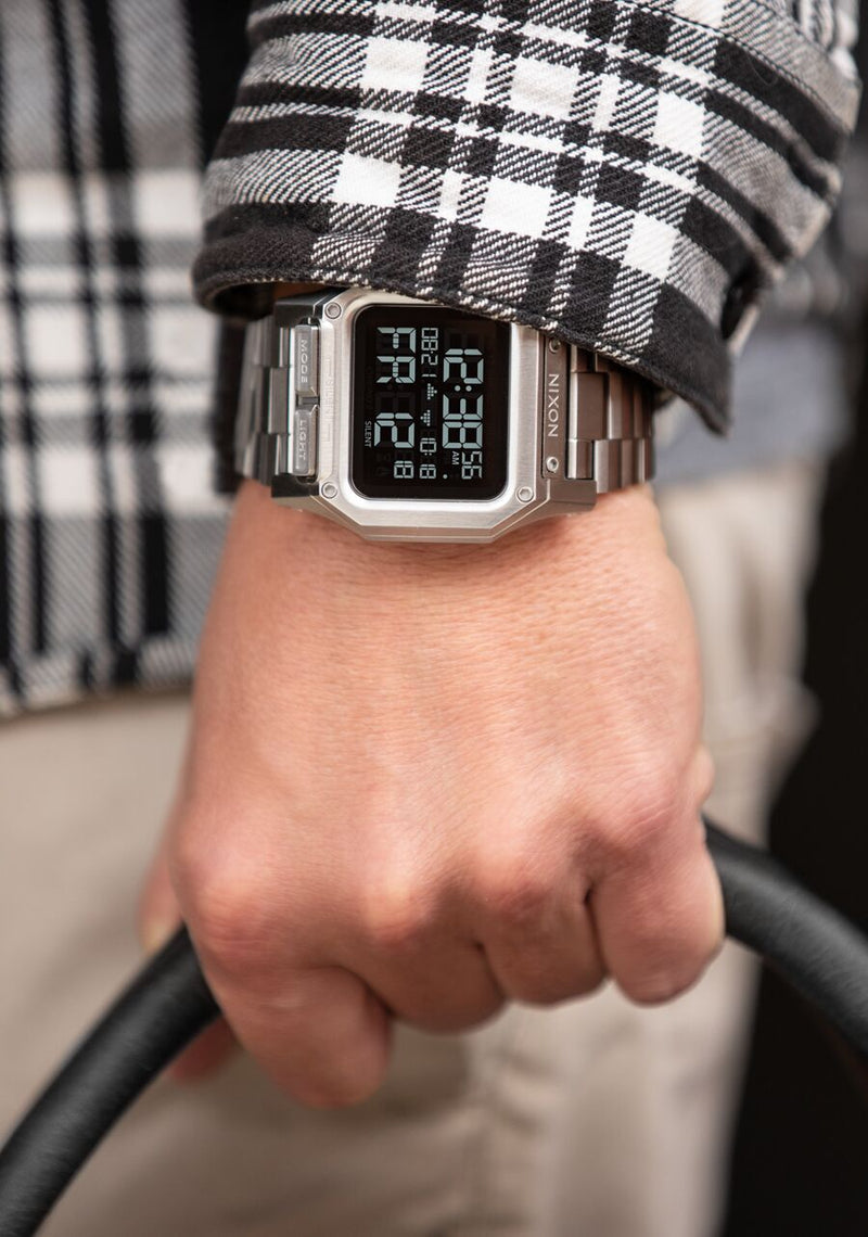 Nixon clearance regulus specs